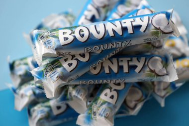 KYIV, UKRAINE - 31 Ekim 2023 Kakao aromalı Bounty çikolataları. Bounty Çikolata, Amerikan Mars Şirketi 'nin bir markası.
