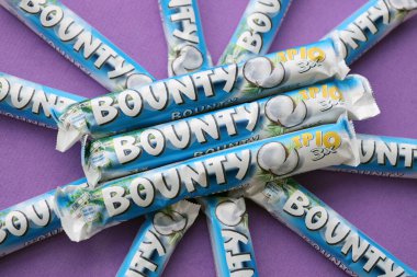 KYIV, UKRAINE - 31 Ekim 2023 Kakao aromalı Bounty çikolataları. Bounty Çikolata, Amerikan Mars Şirketi 'nin bir markası.