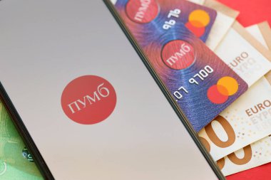 TERNOPIL, UKRAINE - 7 Temmuz 2023 Ukrayna 'daki Pumb Online' ın mobil bankacılık uygulaması. Banknotların ve para faturalarının geçmişi