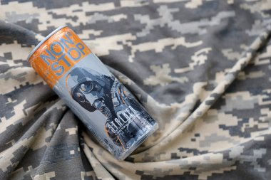 KYIV, UKRAINE - 31 Ekim 2023 Stop enerji içeceği sınırlı sayıdaki Stalker ve alüminyum teneke gaz maskeli karakter tasarımı ile kapatılabilir