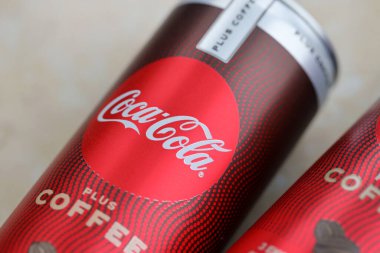 KYIV, UKRAINE - 31 Ekim 2023 Kahve aromalı Coca Cola Kutusu. Özel tasarımı olan kapalı bir teneke içki kutusu. İçeceklerinizi tazeleyeyim.