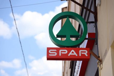 KHARKIV, UKRAINE 29 AĞUSTOS, 2021 Spar logosu duvarda. Spar, bağımsız olarak faaliyet gösteren, toptancı ve perakendecilerden oluşan uluslararası bir gruptur.
