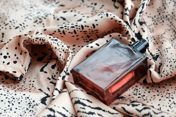 KYIV, UKRAINE - 31 Ekim 2023 Narciso Rodriguez Musc Noir Rose parfüm şişesi için. Narciso Jesus Rodriguez New Jersey 'li bir moda tasarımcısı.