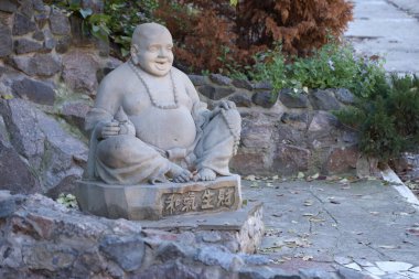 Cherkasy, UKRAINE - 20 Ekim 2021 Neşeli Buddah beton heykeli Çerkasya, Ukrayna 'daki Beyaz Lotus Budist tapınağı yakınlarında