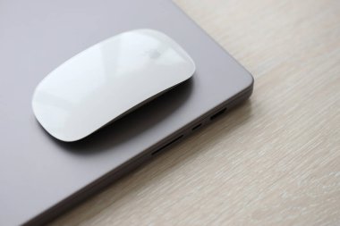 KYIV, UKRAINE - 27 Kasım 2023 Apple Magic Mouse 3. Nesil Gri MacBook 2021 ile yakın plan