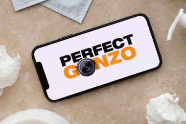 KYIV, UKRAINE - 23 Ocak 2024 Mükemmel Gonzo yetişkin içeriği web sitesi logosu iPhone 12 Pro akıllı telefon ekranında