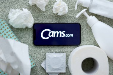 KYIV, UKRAINE - 23 Ocak 2024 CamsCom yetişkin içeriği web sitesi logosu iPhone 12 Pro akıllı telefon ekranında