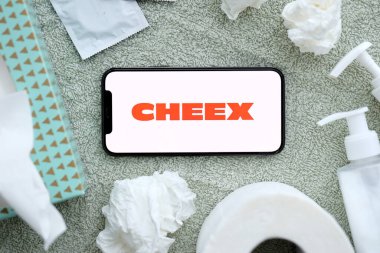 KYIV, UKRAINE - 23 Ocak 2024 Cheex yetişkin içeriği web sitesi logosu iPhone 12 Pro akıllı telefon ekranında