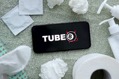 KYIV, UKRAINE - 23 Ocak 2024 Tube8 yetişkin içeriği web sitesi logosu iPhone 12 Pro akıllı telefon ekranında