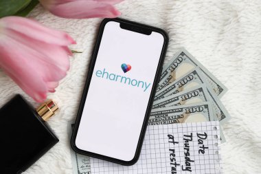 KYIV, UKRAINE - 23 Şubat 2024 Ünlü çöpçatanlık sitesi ya da iPhone ekranındaki uygulamanın Eharmony logosu