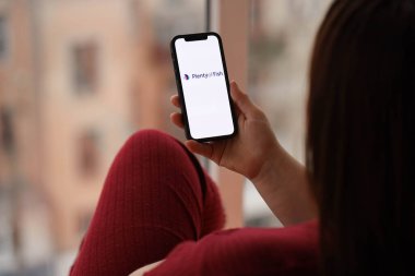 KYIV, UKRAINE - 23 Şubat 2024 Ünlü çöpçatanlık sitesi logosu veya iPhone ekranındaki uygulamalar