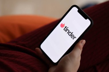 KYIV, UKRAINE - 23 Şubat 2024 Ünlü çöpçatanlık sitesi veya iPhone ekranındaki uygulamanın Tinder logosu