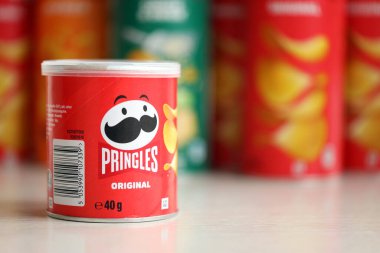 KYIV, UKRAINE - 27 Şubat 2024 Pringles orijinal patates cipsi beyaz arka planda. Pringles, Kellog Şirketi 'ne ait bir patates cipsi markası.
