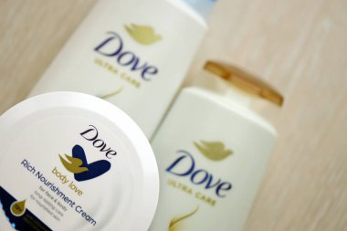 KYIV, UKRAINE - 27 Şubat 2024 Dove Prodüksiyonu, günümüzde Unilever 'a ait olan ve 80' den fazla ülkede satılan bir kişisel bakım markası.