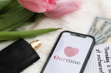 KYIV, UKRAINE - 23 Şubat 2024 Ünlü çöpçatanlık sitemiz ya da iPhone ekranındaki uygulamamız