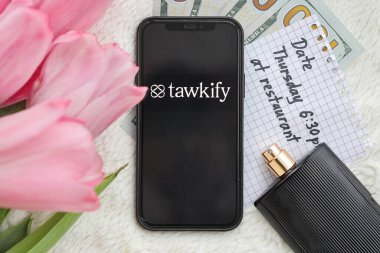 KYIV, UKRAINE - 23 Şubat 2024 Ünlü çöpçatanlık sitesinin Tawkify logosu veya iPhone ekranındaki uygulamayı kapat