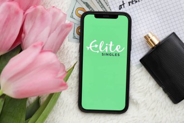 KYIV, UKRAINE - 23 Şubat 2024 Ünlü randevu sitesi logosu veya iPhone ekranındaki uygulama iPhone ekranını kapat