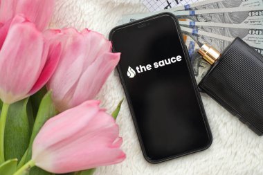 KYIV, UKRAINE - 23 Şubat 2024 Ünlü çöpçatanlık sitesinin sos logosu ya da iPhone ekranındaki uygulama kapat