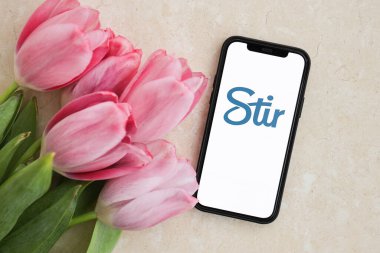 KYIV, UKRAINE - 23 Şubat 2024 Ünlü çöpçatanlık sitesinin logosu veya iPhone ekranındaki uygulamayı kapat