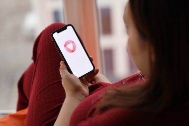 KYIV, UKRAINE - 23 Şubat 2024 Ünlü çöpçatanlık sitesi veya iPhone ekranındaki uygulamanın açık logosu