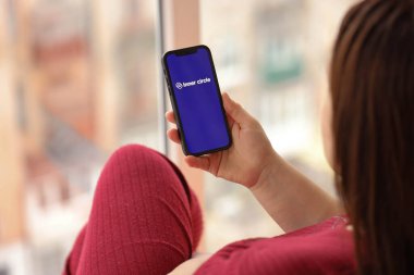 KYIV, UKRAINE - 23 Şubat 2024 Ünlü çöpçatanlık sitesi veya iPhone ekranındaki uygulama logosu