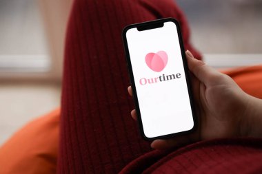 KYIV, UKRAINE - 23 Şubat 2024 Ünlü çöpçatanlık sitemiz ya da iPhone ekranındaki uygulamamız