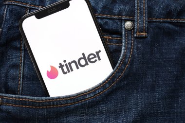 KYIV, UKRAINE - 23 Şubat 2024 Ünlü çöpçatanlık sitesi veya iPhone ekranındaki uygulamanın Tinder logosu