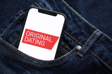 KYIV, UKRAINE - 23 Şubat 2024 Ünlü randevu sitesi veya iPhone ekranındaki uygulamanın orijinal logosu