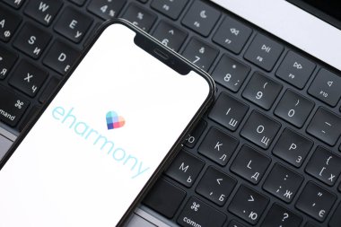 KYIV, UKRAINE - 23 Şubat 2024 Ünlü çöpçatanlık sitesi ya da iPhone ekranındaki uygulamanın Eharmony logosu