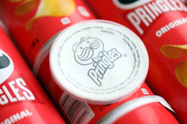 KYIV, UKRAINE - 27 Şubat 2024 Pringles orijinal patates cipsi beyaz arka planda. Pringles, Kellog Şirketi 'ne ait bir patates cipsi markası.