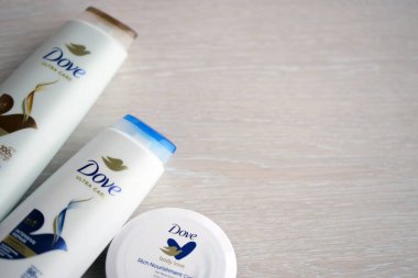 KYIV, UKRAINE - 27 Şubat 2024 Dove Prodüksiyonu, günümüzde Unilever 'a ait olan ve 80' den fazla ülkede satılan bir kişisel bakım markası.