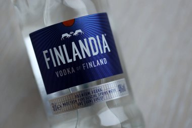 KYIV, UKRAINE - 27 Şubat 2024 Finlandiya 'nın ünlü votka içeceği.