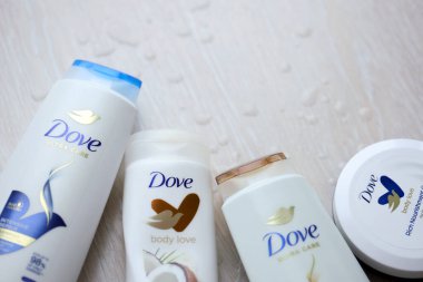 KYIV, UKRAINE - 27 Şubat 2024 Dove Prodüksiyonu, günümüzde Unilever 'a ait olan ve 80' den fazla ülkede satılan bir kişisel bakım markası.