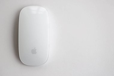 KYIV, UKRAINE - 27 Kasım 2023 Apple Magic Mouse 3. nesil beyaz arka planda yatıyor