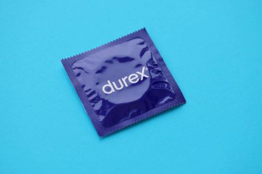 KYIV, UKRAINE - 27 Kasım 2023 Durex mavi prezervatifler.