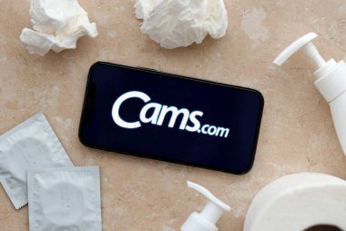 KYIV, UKRAINE - 23 Ocak 2024 CamsCom yetişkin içeriği web sitesi logosu iPhone 12 Pro akıllı telefon ekranında