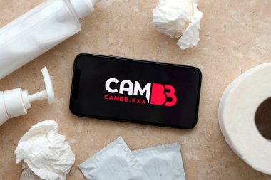 KYIV, UKRAINE - 23 Ocak 2024 CamBB yetişkin içeriği web sitesi logosu iPhone 12 Pro akıllı telefon ekranında