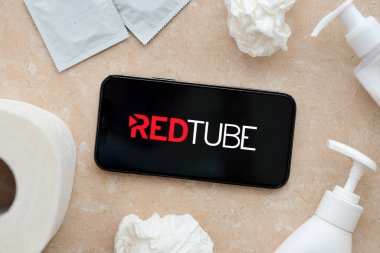 KYIV, UKRAINE - 23 Ocak 2024 RedTube yetişkin içeriği web sitesi logosu iPhone 12 Pro akıllı telefon ekranında
