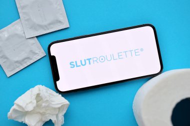 KYIV, UKRAINE - 23 HAZİRAN 2024 Sürtük Ruleti yetişkin içeriği web sitesi logosu iPhone 12 akıllı telefon ekranında