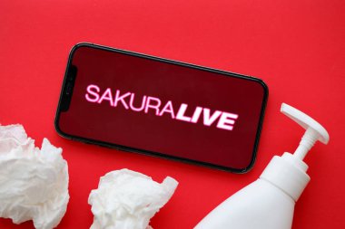 KYIV, UKRAINE - 23 Ocak 2024 SakuraLive yetişkin içeriği web sitesi logosu iPhone 12 Pro akıllı telefon ekranında