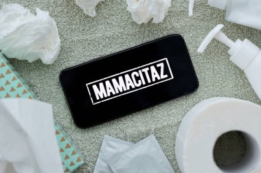 KYIV, UKRAINE - 23 Ocak 2024 Mamacitaz yetişkin içeriği web sitesi logosu iPhone 12 Pro akıllı telefon ekranında