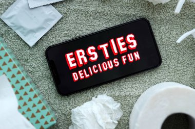 KYIV, UKRAINE - 23 Ocak 2024 Ersties yetişkin içeriği web sitesi logosu iPhone 12 Pro akıllı telefon ekranında