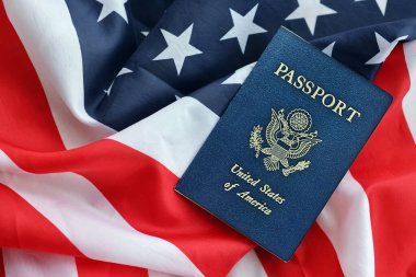 Ulusal arkaplanda mavi Amerika Birleşik Devletleri pasaportu var. Turizm ve vatandaşlık kavramı