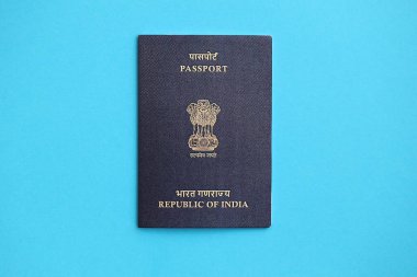 Mavi arka planda mavi Hint pasaportu. Yakın plan. Turizm ve vatandaşlık kavramı