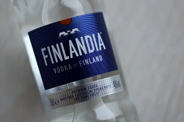 Kyiv Ukraine Helmikuu 2024 Pullo Kuuluisaa Finlandia Vodkaa Alkoholijuomaa Pöydällä — kuvapankkivalokuva