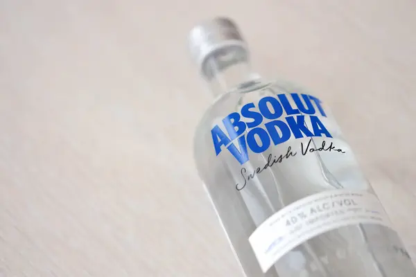 Kyiv Ukraine Marraskuu 2023 Absolut Vodka Pullo Tuotettu Lähellä Ahus — kuvapankkivalokuva