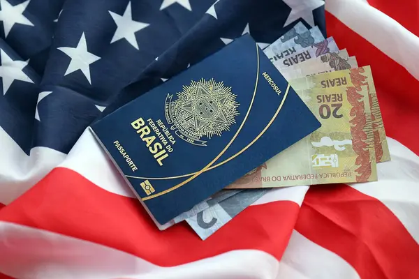 Passaporte Brasileiro Azul Dinheiro Fundo Bandeira Nacional Dos Estados Unidos — Fotografia de Stock