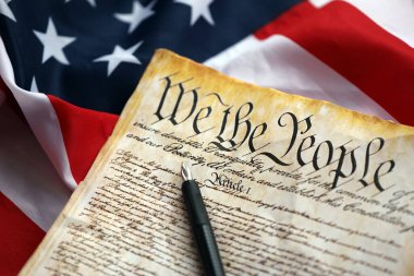 Amerika Birleşik Devletleri Anayasası ve Amerikan Bayrağı 'nın açılışı. Eski sarı kağıtta 