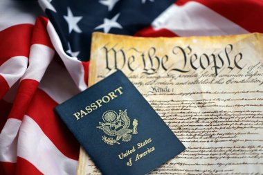 Pasaport ve Amerikan Bayrağı ile Birleşik Devletler Anayasası 'na giriş. Eski sarı kağıtta 