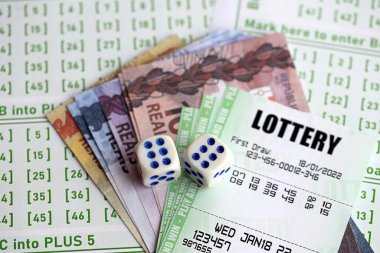 Yeşil piyango biletleri ve Brezilya parası. Piyangoyu kapatma numaralarıyla birlikte boş paralar.